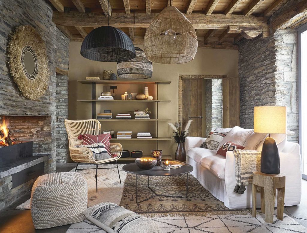 Sala con piedra y madera como tendencia decorativa
