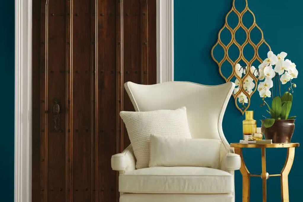 Sala decorada con paredes en azul intenso y espejo original