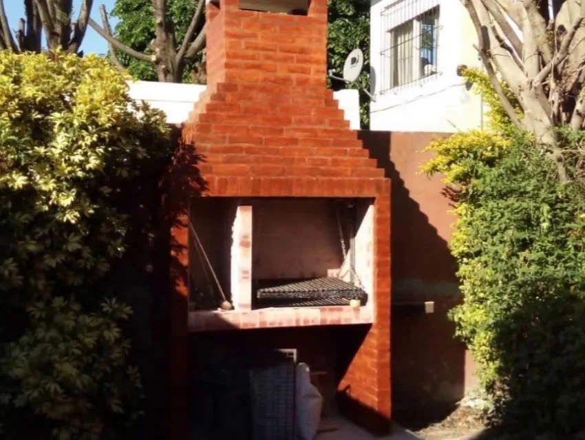 Asadores de ladrillo con chimenea sencillos