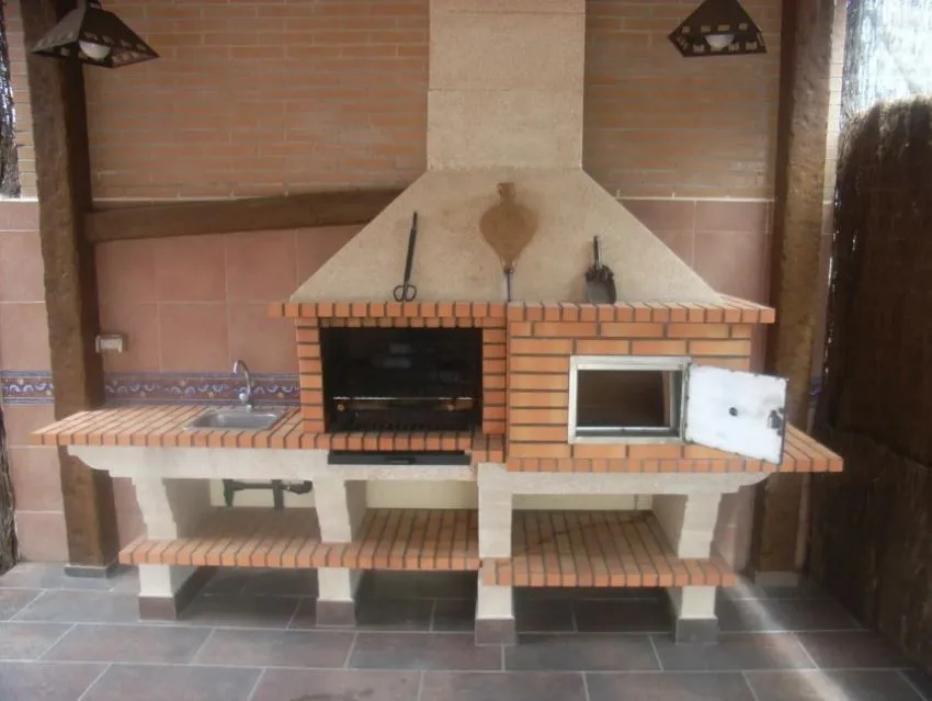 Asadores de ladrillo con chimenea y horno