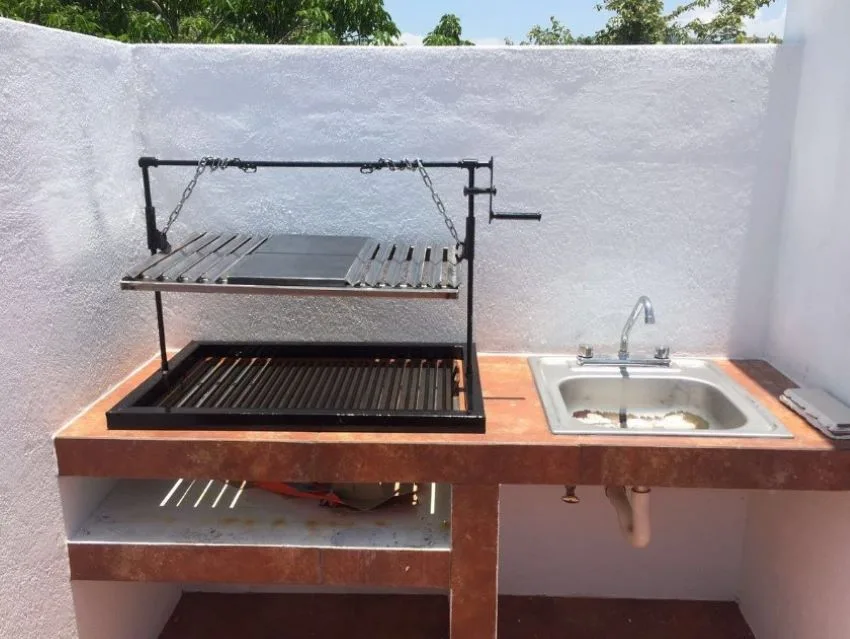 Asador de ladrillo con fregadero grande