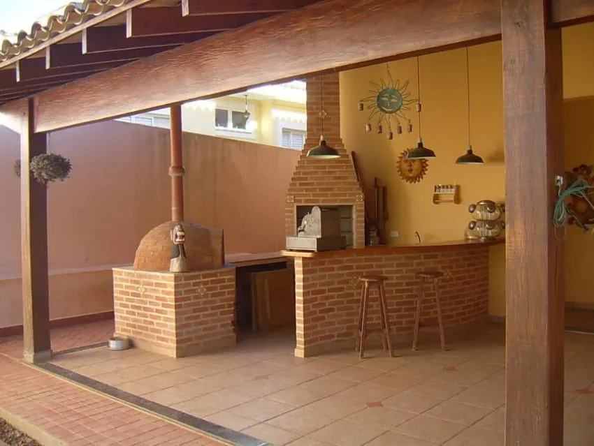Asador de ladrillo techado con barra