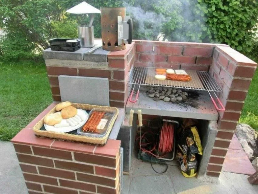 asador tradicional basico grande con pequeña zona de almacenaje inferior y lateral