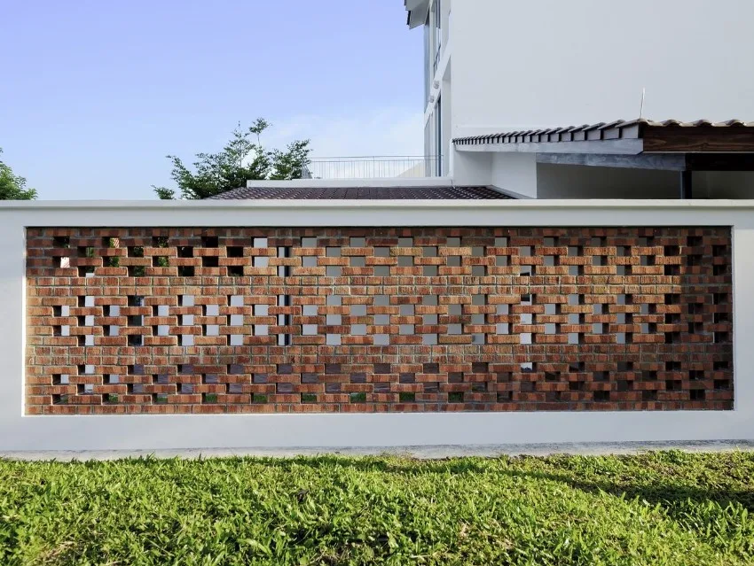 barda de block ventilado hecha con ladrillos