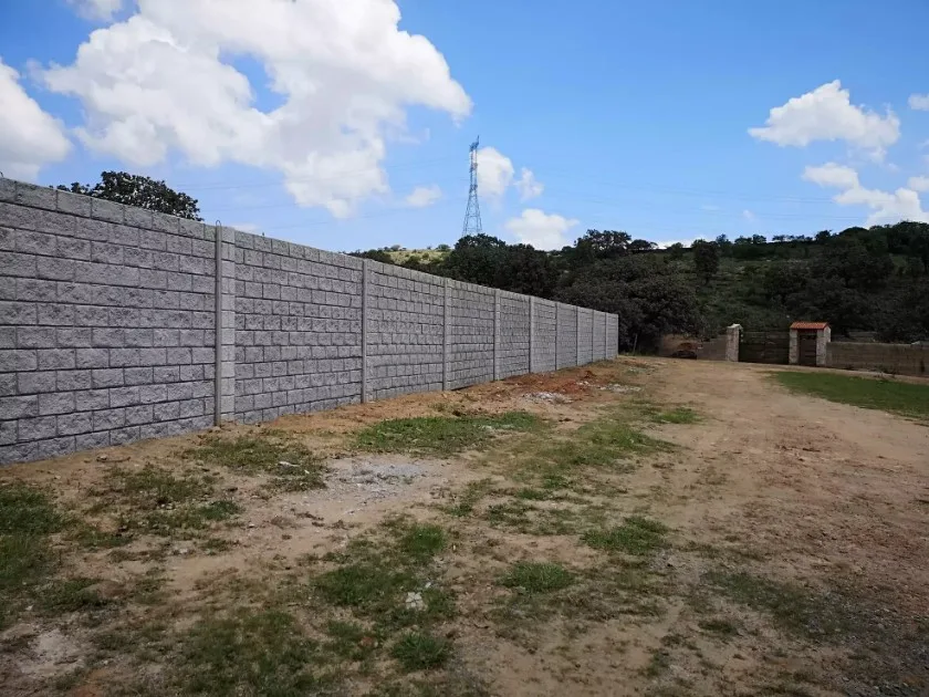 Barda en estilo industrial de block tamaño estándar con aspecto de concreto