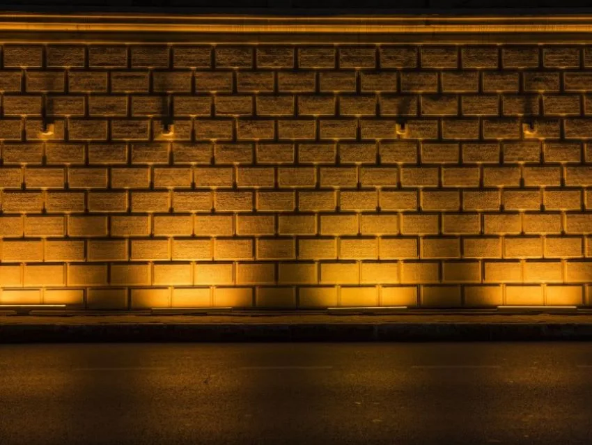 Barda de bloque con iluminación desde el suelo