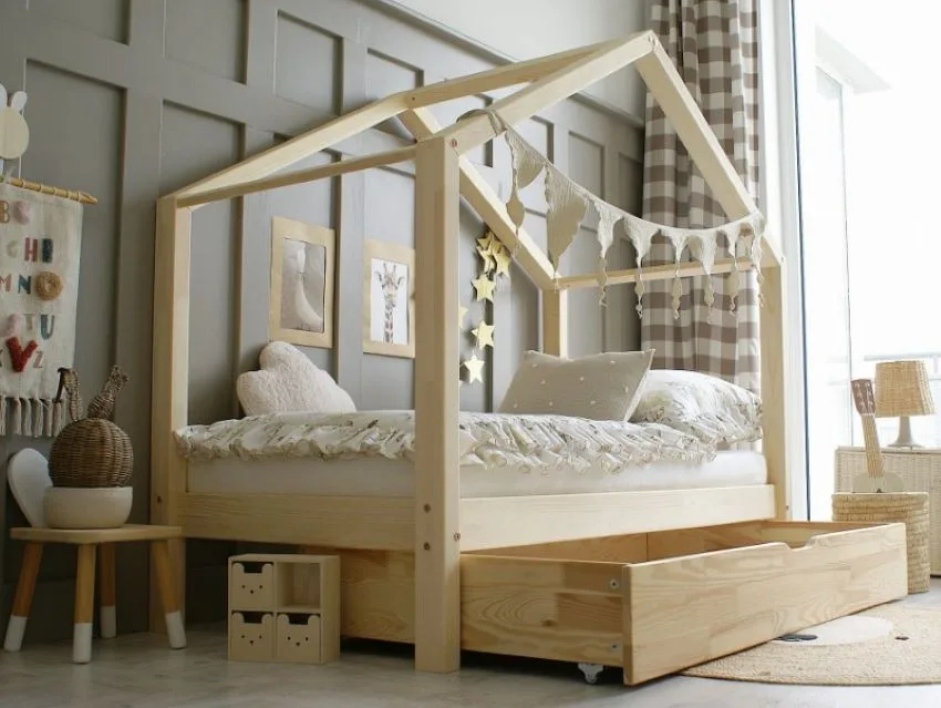 cama de madera clasica con dosel triangular para niños