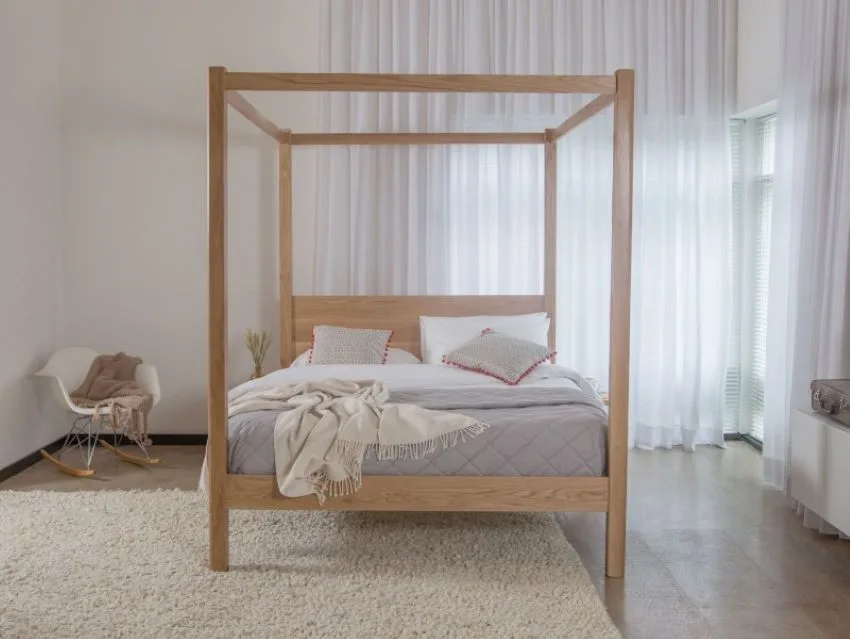 cama clasica de madera con dosel sencillo