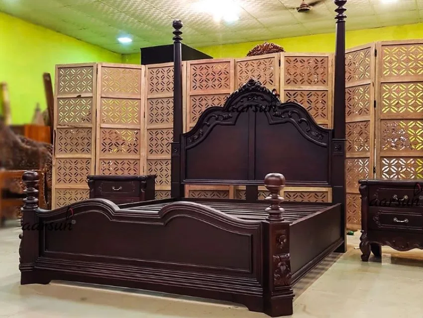cama clasica de madera con dosel asimetrico