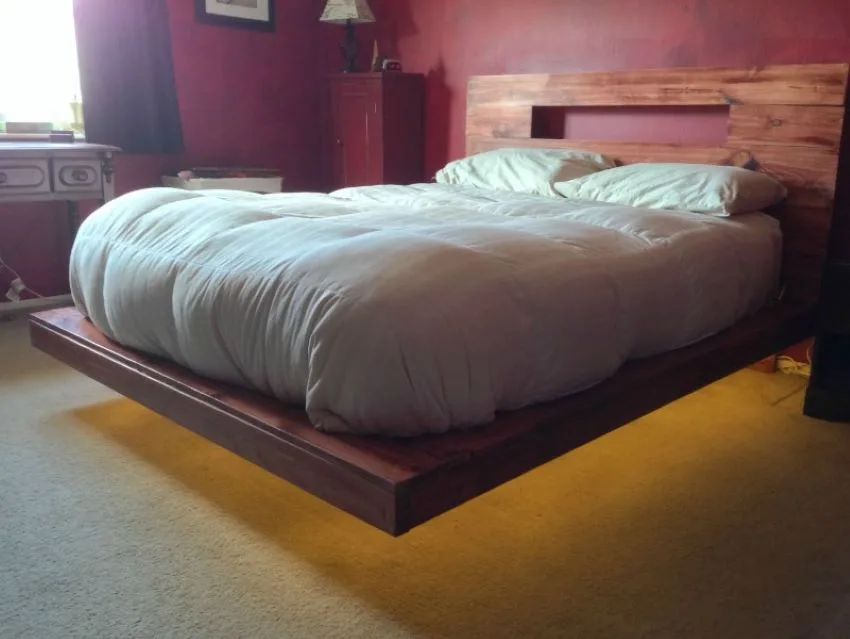 cama moderna de madera flotante con iluminacion inferior amarilla