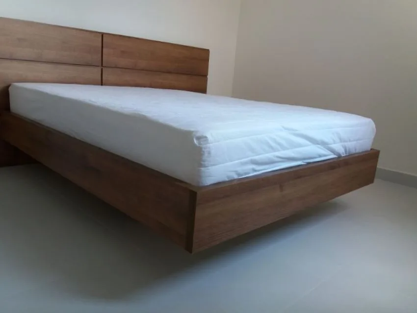 cama moderna de madera flotante en color oscuro