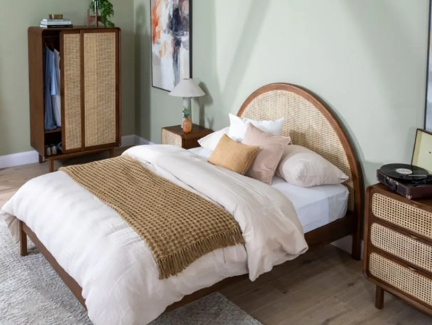 cama de madera de lujo con cabecero en forma de media luna