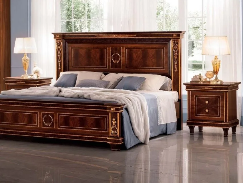 cama clasica de madera decorada