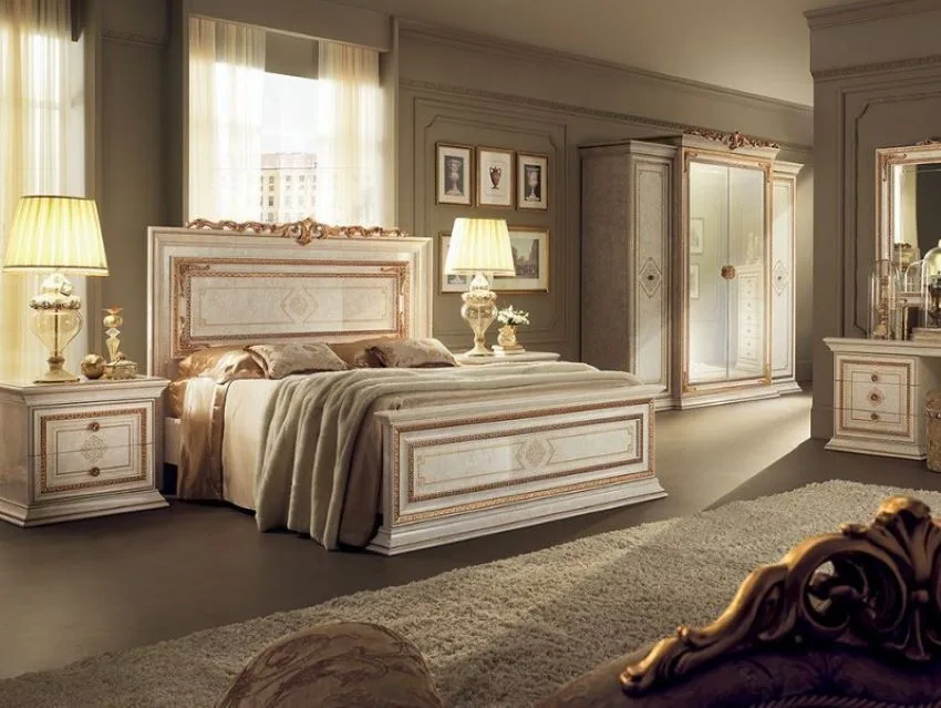 cama clasica de madera con mesas de noche separadas con arabescos