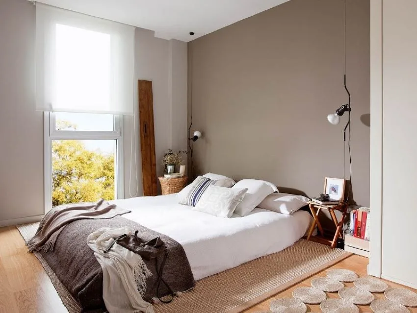 cama moderna de madera minimalista en cuarto estilo industrial