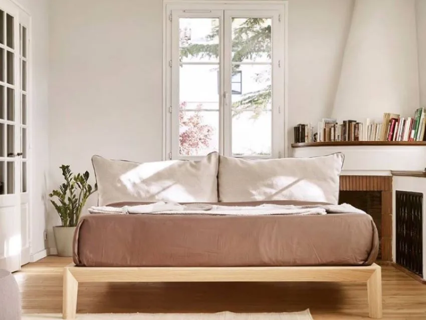 cama moderna de madera sin cabecero con base