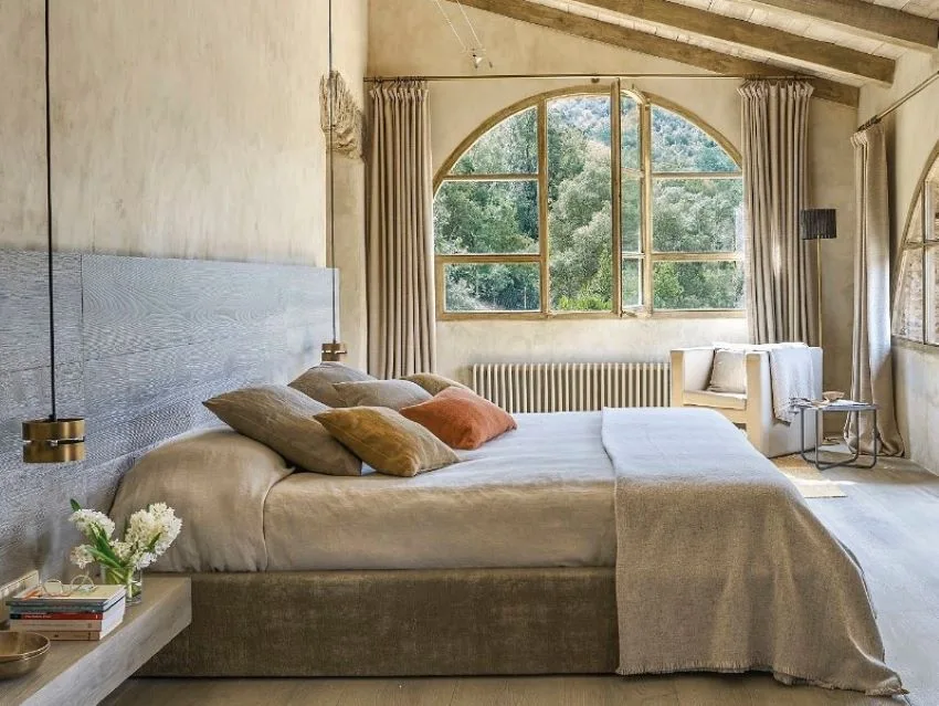 cama moderna de madera sin cabecero con cojines