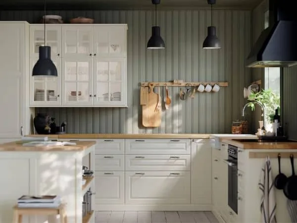 cocina farmhouse con madera en blanco madera natural y verde suave