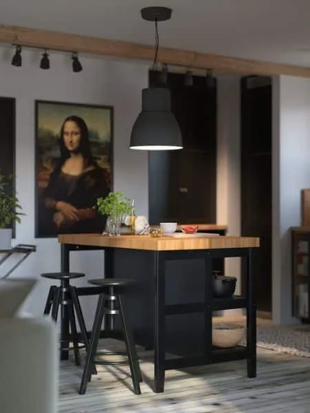 cocina industrial en negro y madera con isla para comer y cuadro de La Gioconda