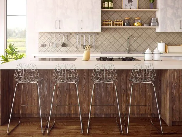 cocina moderna con isla de marmol y madera para comer y taburetes altos
