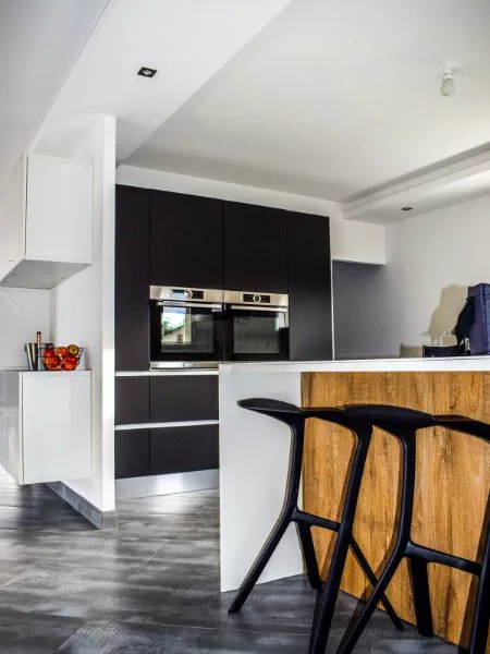 cocina moderna en negro gris y madera con isla