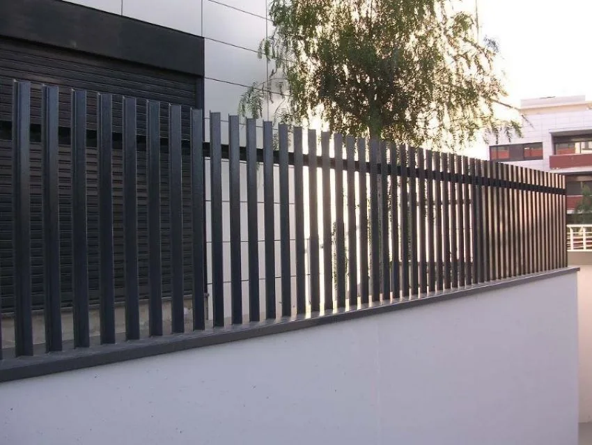 Reja moderna minimalista con postes cuadrados sobre pared
