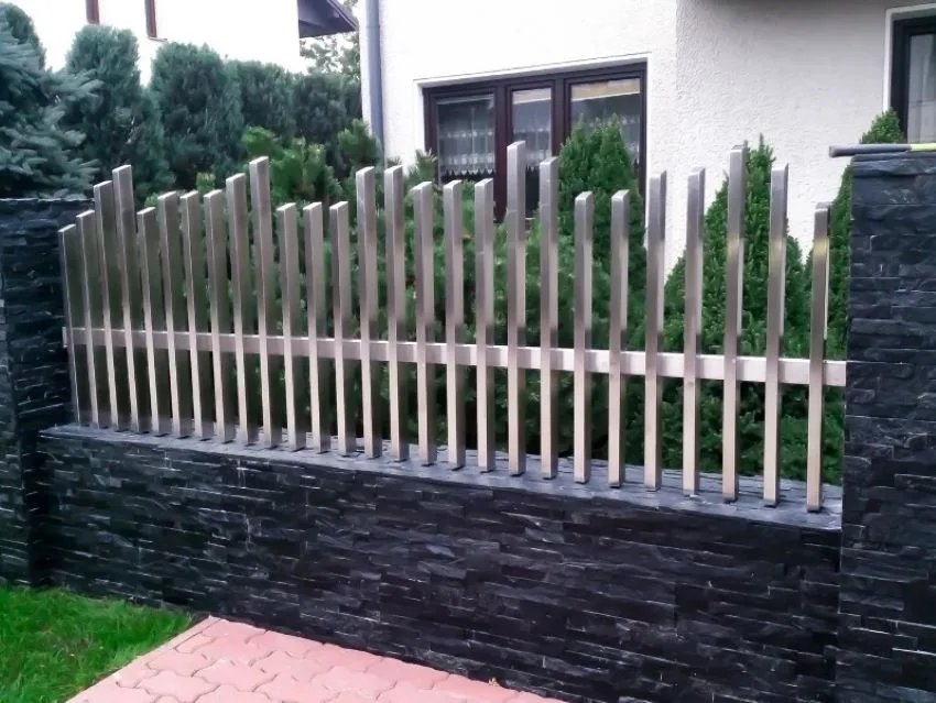 Reja moderna minimalista con postes de altura diferente alternada