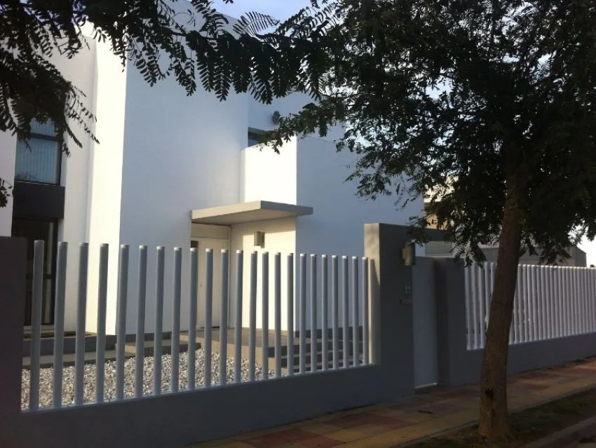 Reja moderna minimalista con postes redondos