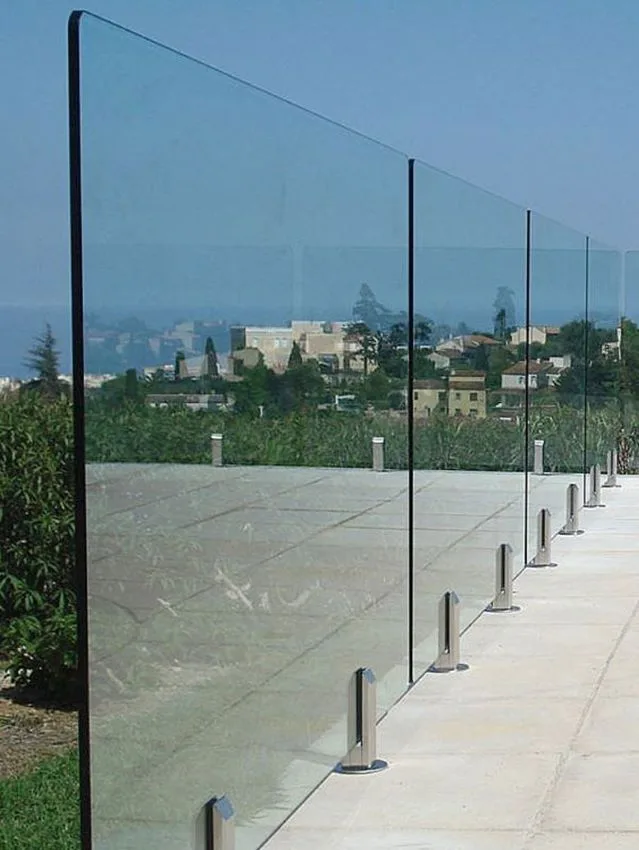 Reja moderna con paneles de vidrio templado y bases metálicas de acero inoxidable