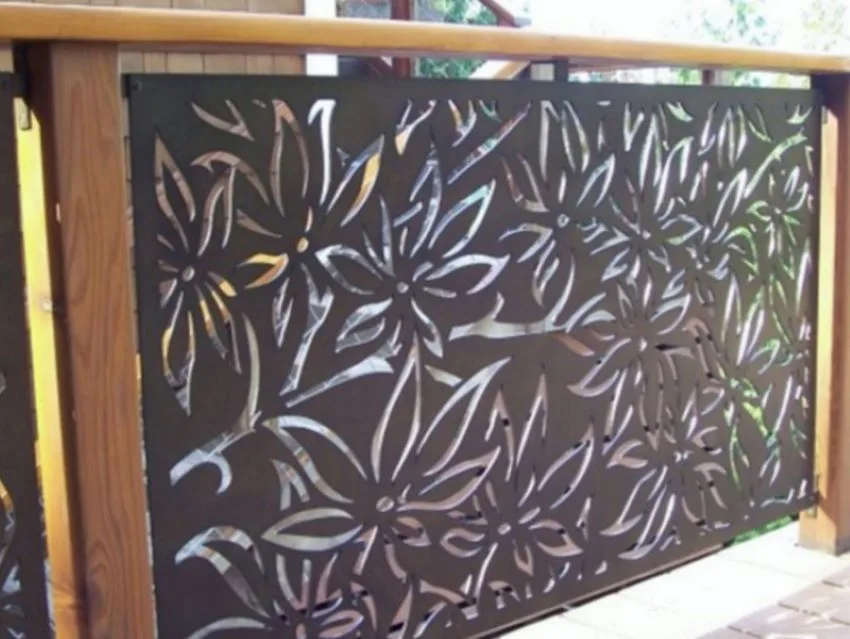 Reja moderna de lámina perforada con listones y parales de madera