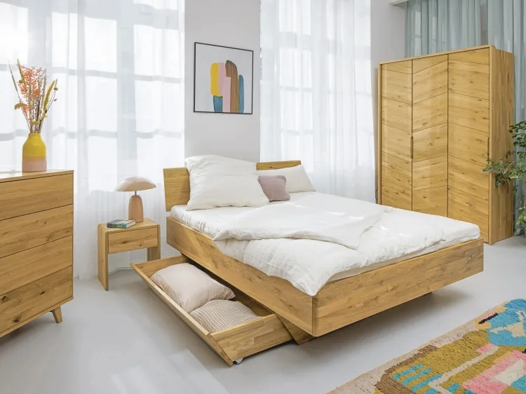 Cama de madera sencilla y bonita con almacenamiento