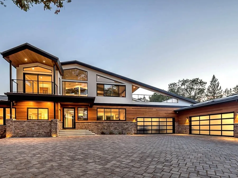 Casa grande con diseño moderno de techo asimetrico a dos aguas o asymetrical gable roof