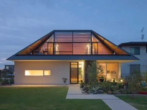 Techo a 4 aguas o Hip roof con cristelera panorámica y balcón