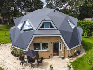 Techo con diseño en cúpula moderno para casa pequeña y sencilla