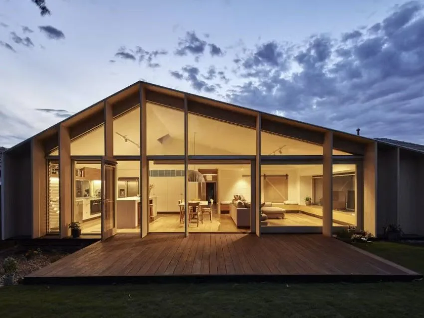 Casa rústica moderna con techo a dos aguas asimétrico