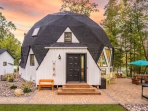 Casa con aspecto futurista y moderno