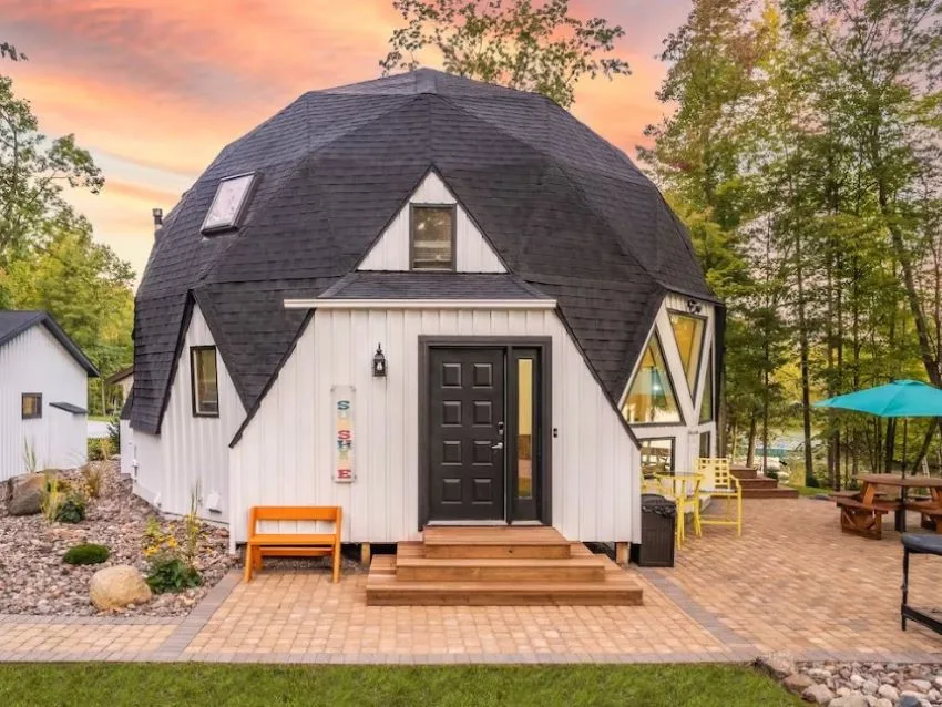 Casa con aspecto futurista y moderno