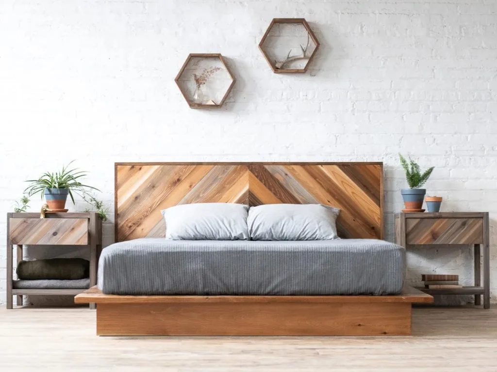 Cama de madera sencilla, bonita y moderna