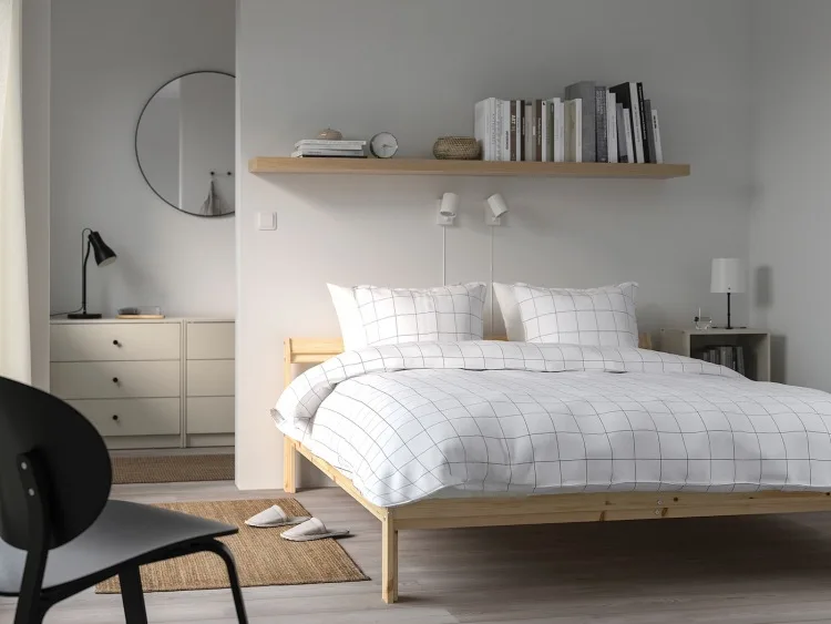 Cama de madera sencilla de Ikea