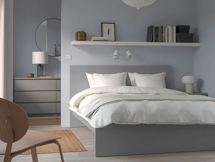 Cama de matrimonio de madera sencila en gris de Ikea