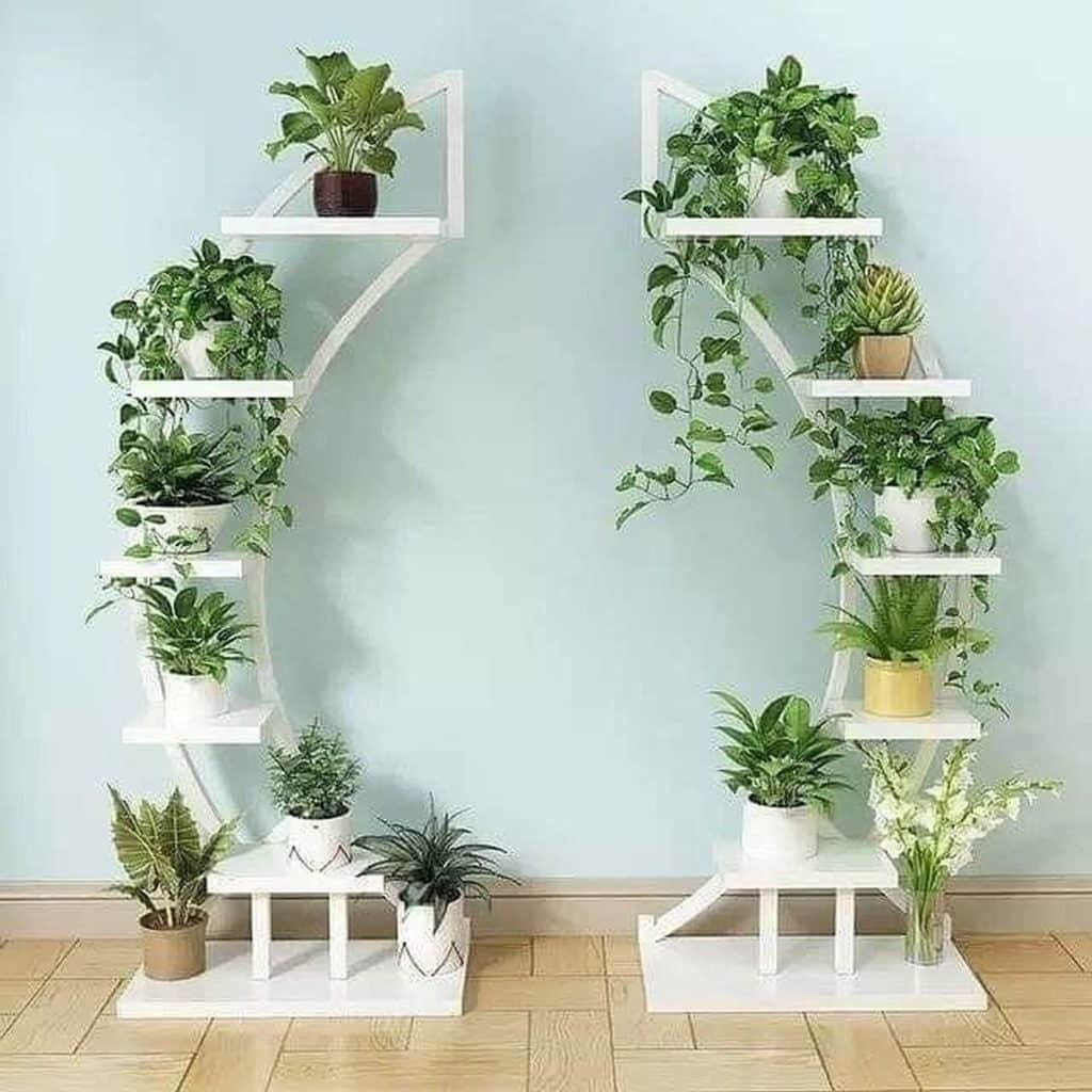 Repisa de madera blanca en arco para plantas