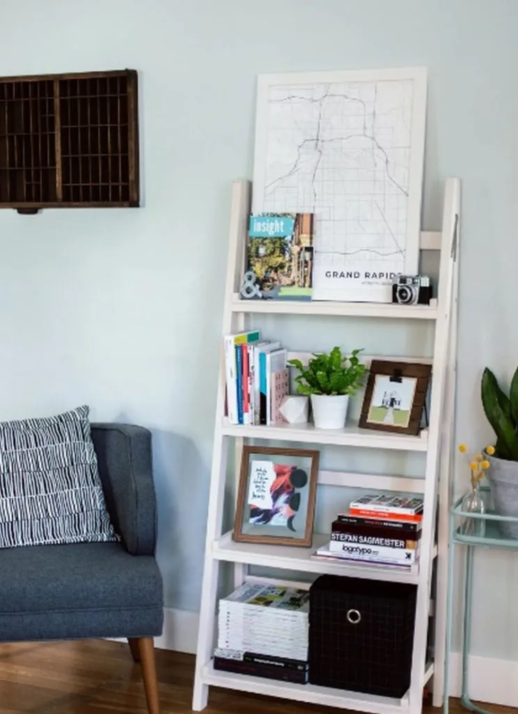 Repisas de madera en blanco en forma de escalera